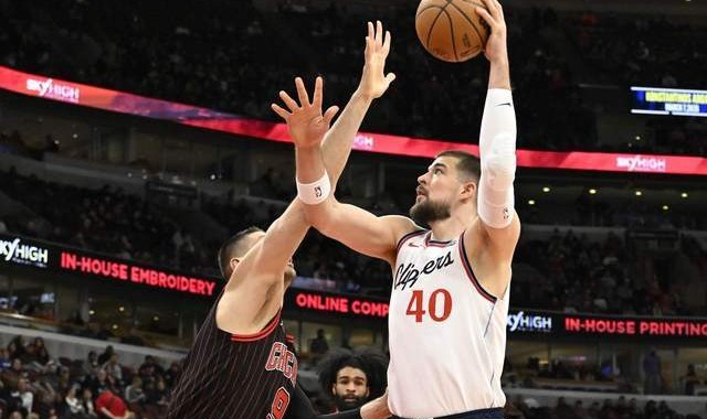 篮球赛事-大崩盘！残阵快船单节狂输26分：全队三分13中3，哈登15中5低迷